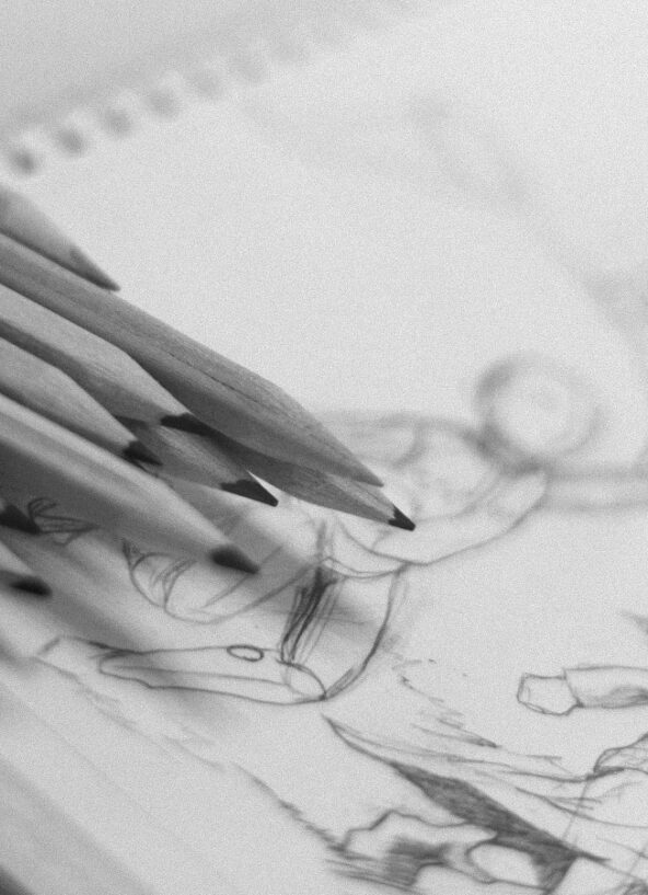 Dessin et crayons sur une feuille de papier