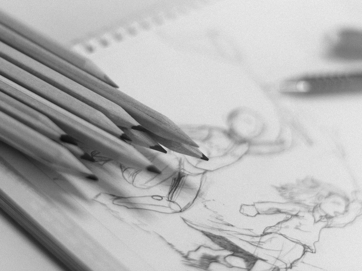 Dessin et crayons sur une feuille de papier