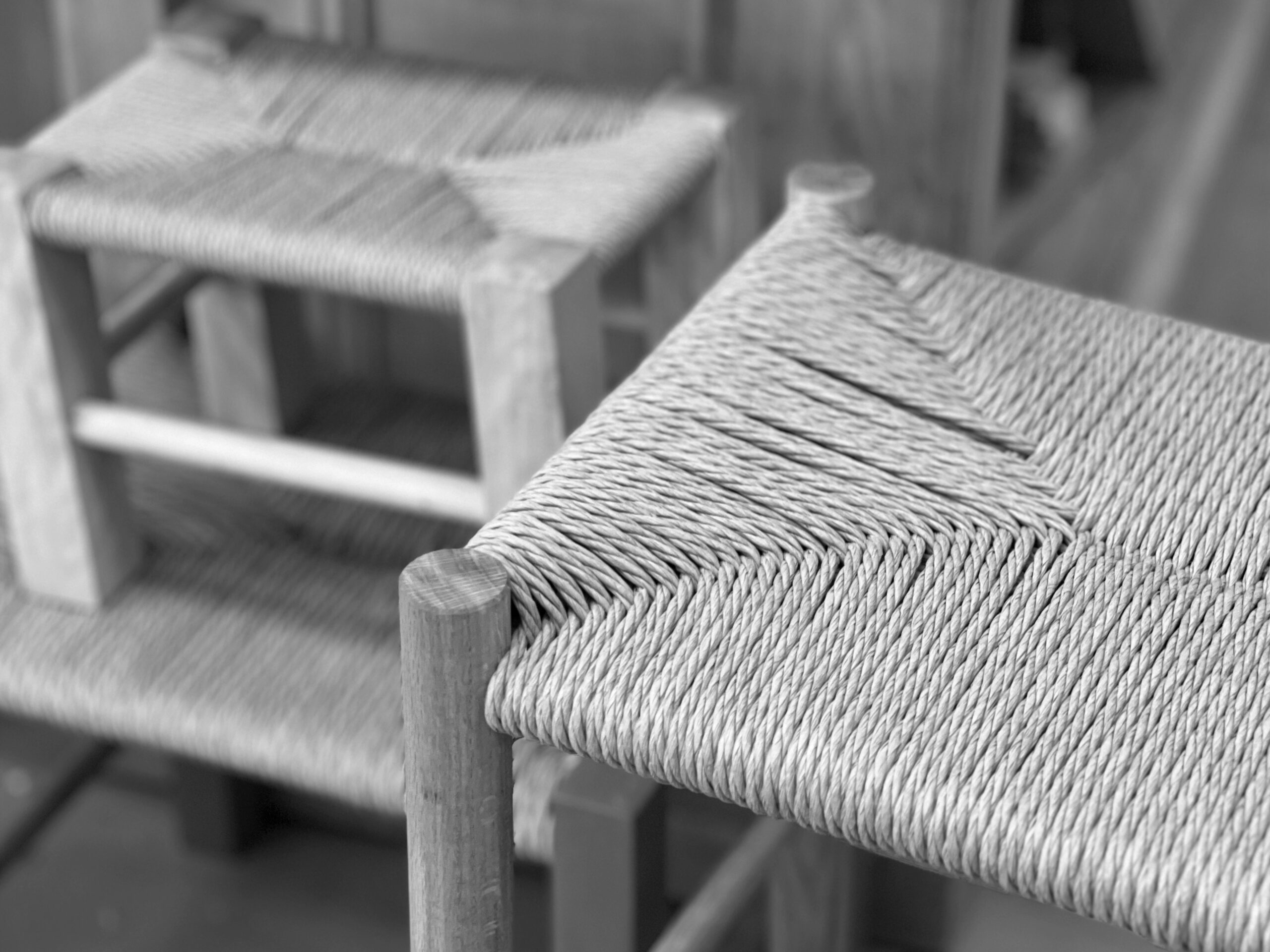 Ébénisterie. Tressage d'un tabouret